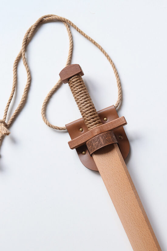 Koka zobens ar ādas turētāju