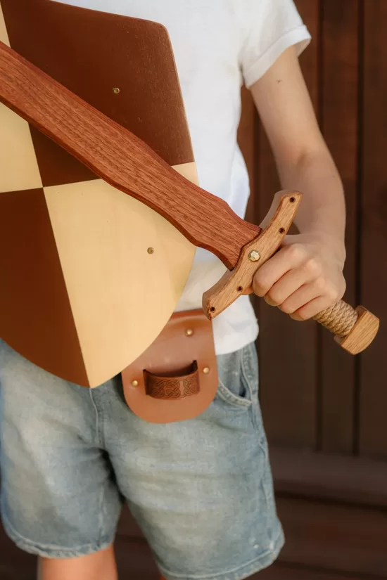 Bruņinieka komplekts - zobens, vairogs, zobena turētājs