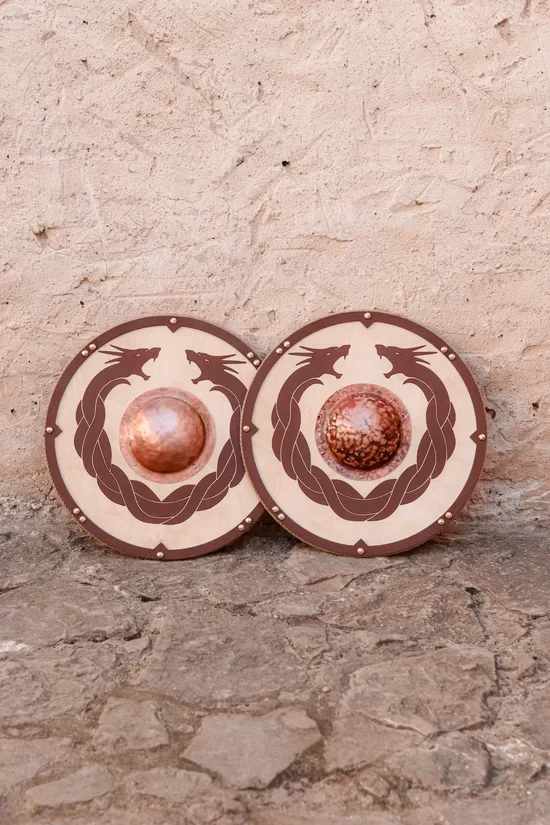 Koka vairogs ar rokām kaltu vara umbu