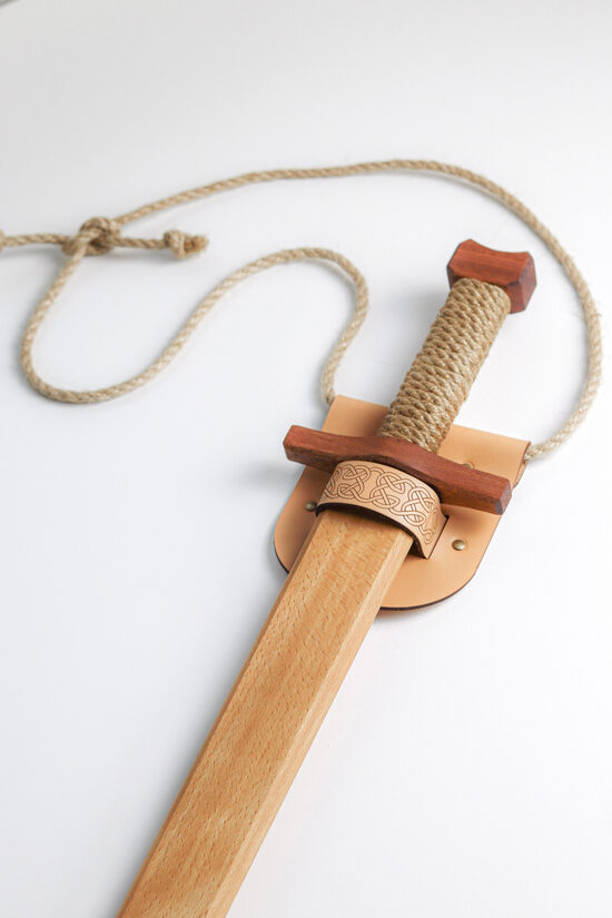 Koka zobens ar ādas turētāju